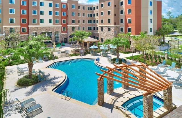King Suite 10 Minutes from U of Florida. Free Breakfast. Outdoor Pool & Hot Tub.