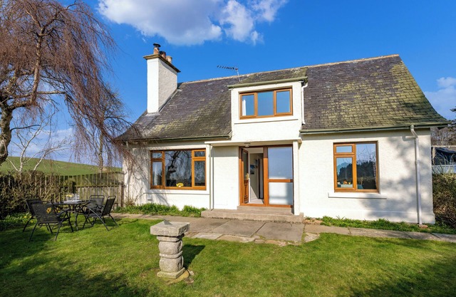 Kirktoun Cottage on Scottish Estate - open fire- enclosed garden- beaches -woods