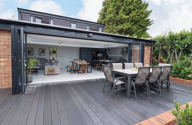 KITE VIEW COTTAGE, pet friendly, with a garden in Holmer Green