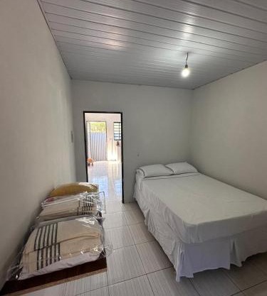 kitinete -01 quarto com cama de casal, banheiro privativo