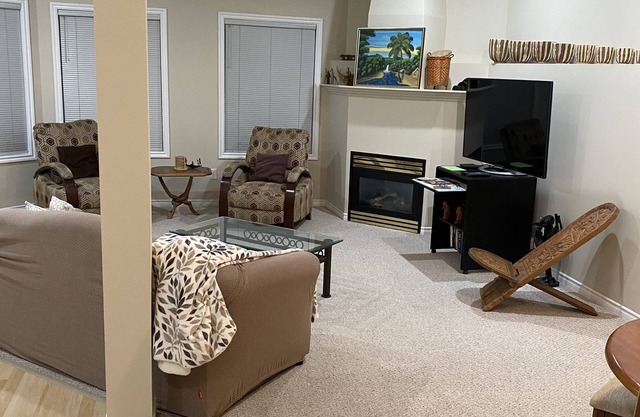 Knox Mountain Hillside suite nestled between mountains, 5 min from Okanagan Lake