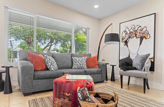 Koko Chateau - 2 BRs/1 BA charming house with lots of private outdoor space.