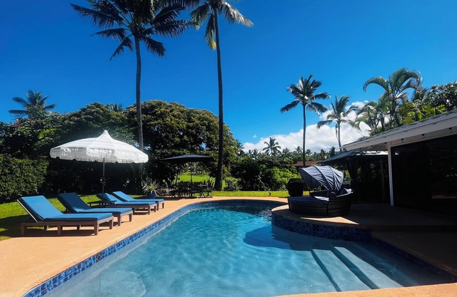 Kona Keauhou Newly Remodeled Home, Quiet private home on Golf course withnPool.