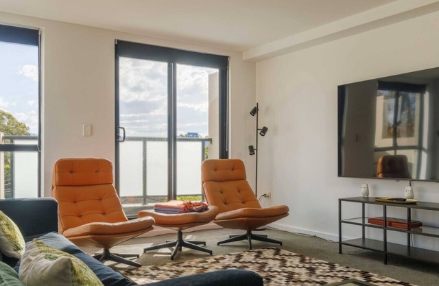 KozyGuru | Homebush West | Modern 2R Apt + Parking