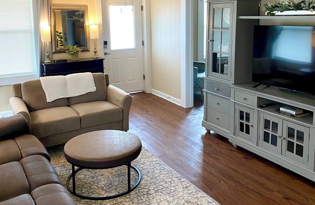Kudzu Cottage: Downtown Ozark. Cozy 2BR Walk to Restaurants, Shops & Nightlife
