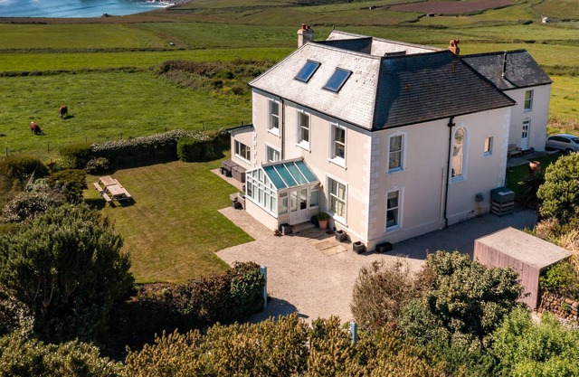 KYNANCE BAY HOUSE, family friendly, country holiday cottage in Lizard