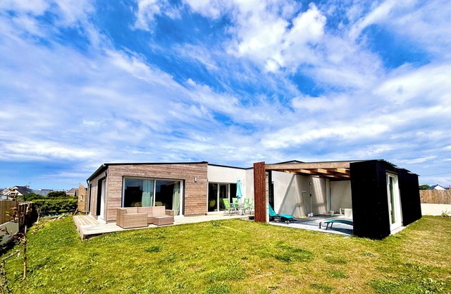 L'A-bri Marin de Plouescat- villa with private swimming pool-Beach 200m away