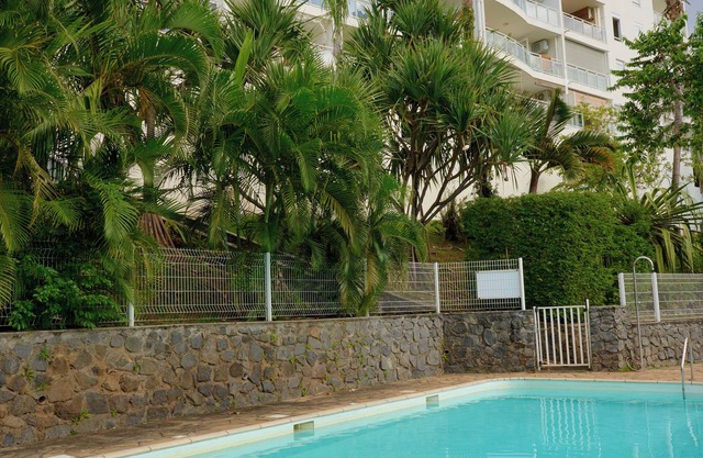 L'horizon bleu : Sea view, air-conditioning, swimming pool, near airport and hospital for 4 people