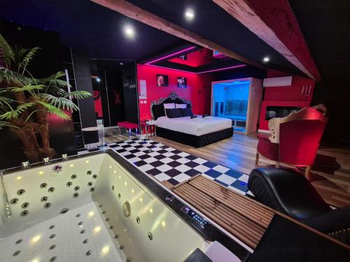 L'Interdit Suite Luxe Romantique Spa Balneo Sauna Hammam