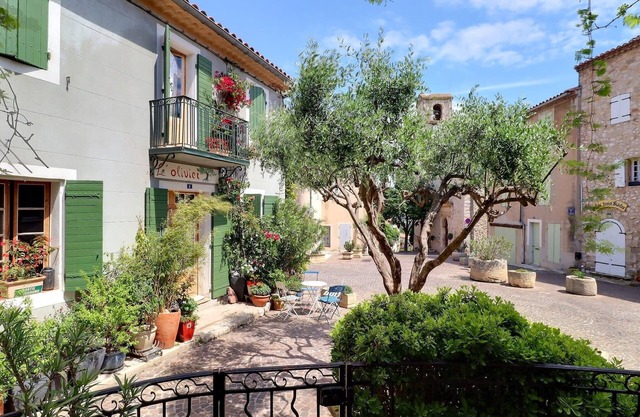 L’oustaou de Ventabren – Village Square