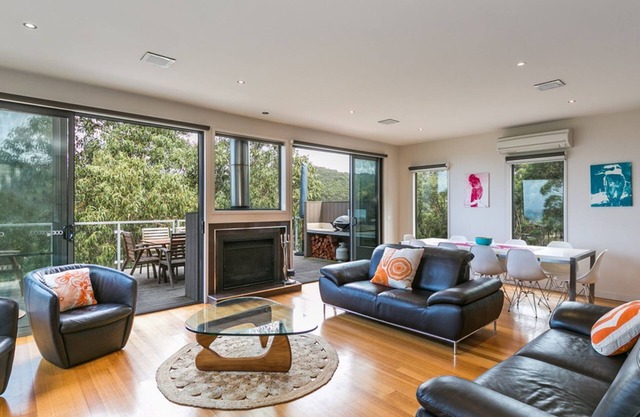 L'VISTA LORNE - Peaceful Location, Luxury Family Holiday House Adjoining Forest.