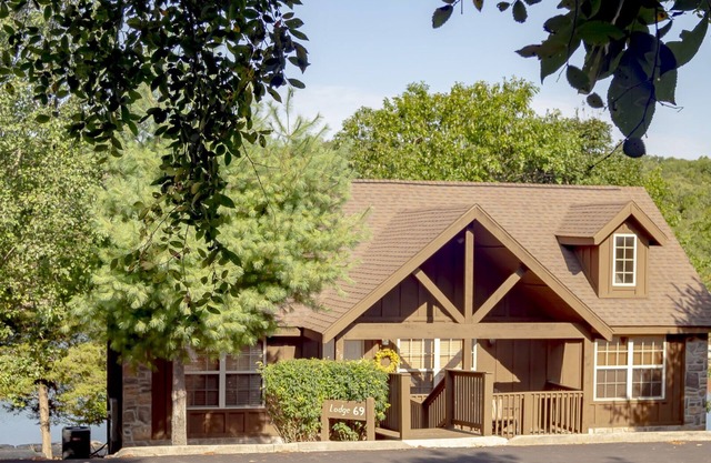L069 Lakeside Delight 2Br Lakefront Cabin, SEE DESC. for SUMMER SPECIAL