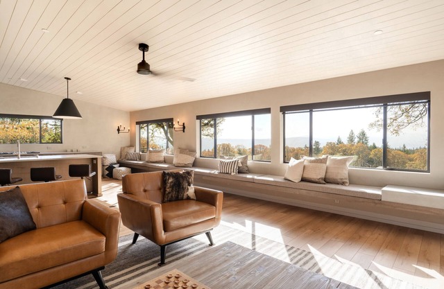 L77 Ranch Farmhouse: Privacy and Comfort with Highland Cattle and Mt. Hood View