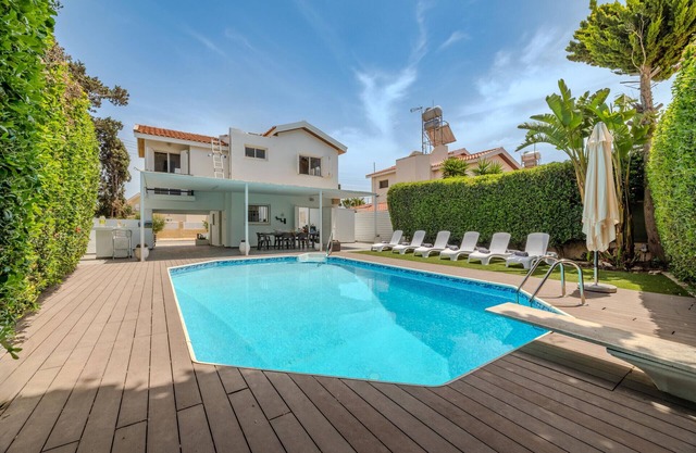 La Casa De Louie – Charming Villa Near Ayia Thekla Beach!