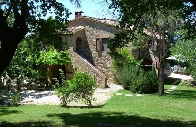 LA CASA NUOVA - apartment in holiday house with pool in the tuscan countryside.