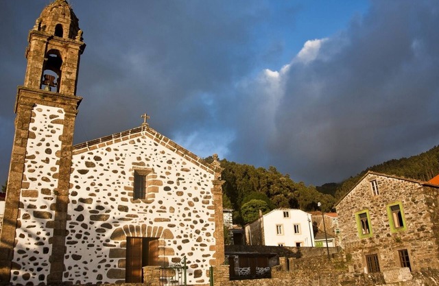 La Casa Roxa (1), traditional country house 12 kms. from the Galician coast