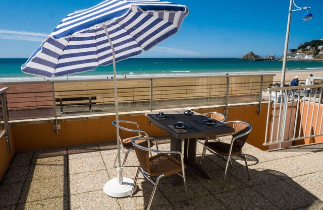 La Digue - Appartement et terrasse vue mer - accès direct à la plage