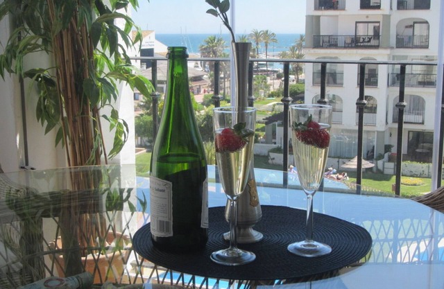 La Duquesa Marina apartment 1035nLuxurious front line Beach Apt