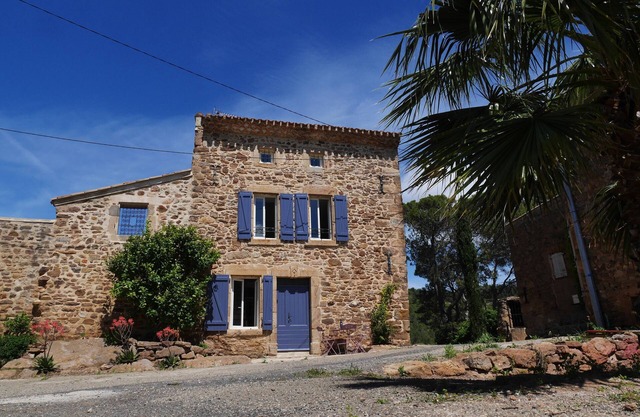 "La Maison Bleue" between vineyards and garrigue