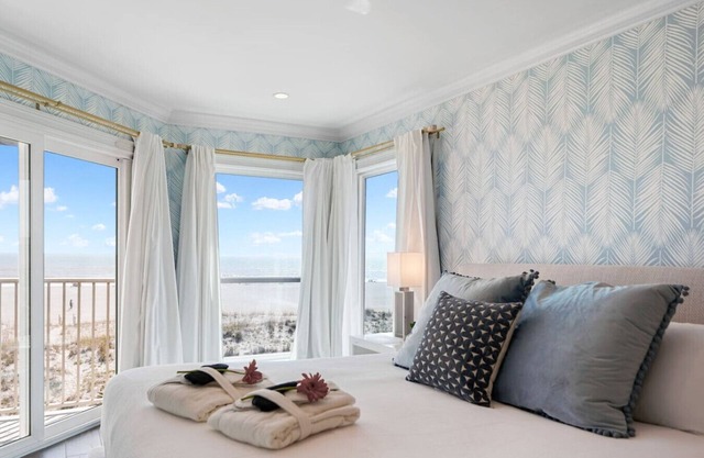 La Mer on 10th - Coastal calm meets cozy comfort!