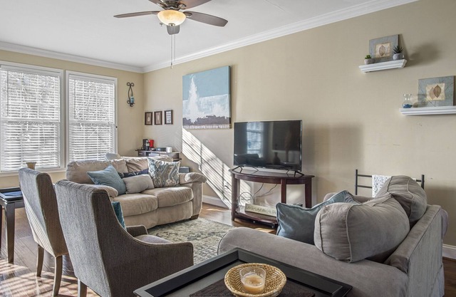 La Plata Maryland Manor - Pet Friendly Townhouse by Hospital & Food - Sleeps 6