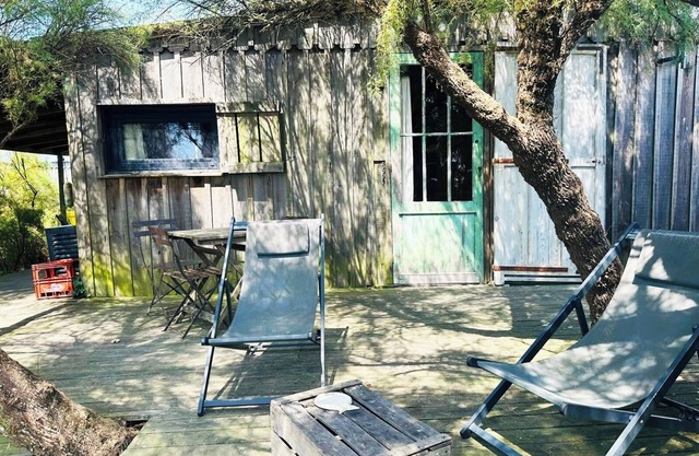 'La Remise à Bateaux': Fisherman's hut feet in the water, Pointe Médoc