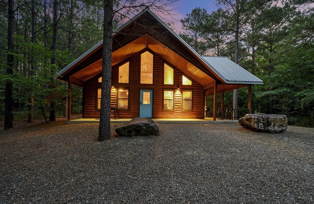 LA ROCA - Luxury Couples Cabin, Hot Tub, Outdoor Fireplace, Walk to Dining!