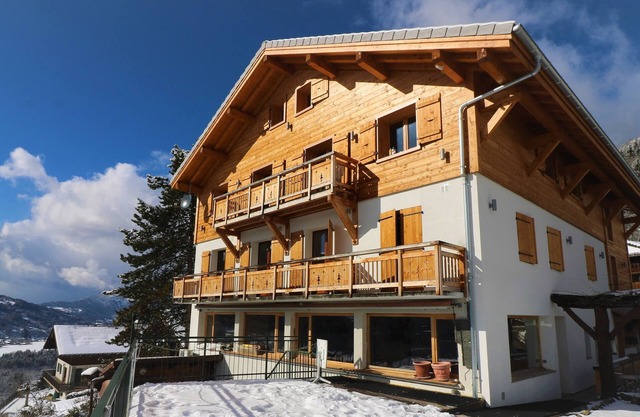 La Terrasse de Verchaix, 5 mins to ski lift, HOT TUB, panoramic mountain views