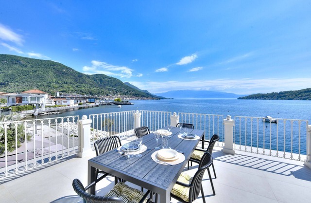 La Vela Deluxe lakefront in Salò