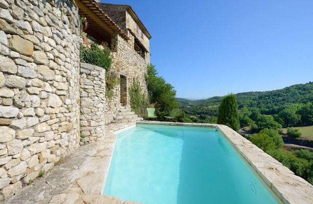 La villa du Tilleul, authentic Luberon gîte with swimming pool