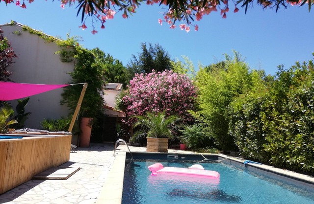 "La VILLA GRIMAUDE": a favorite villa! swimming pool, terrace, summer kitchen,.