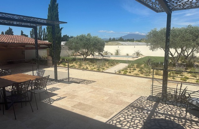LA VILLA ROUGE WITH SWIMMING POOL AND VIEW OF MONT VENTOUX