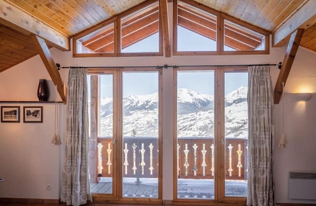 La vue du Roi - Detached chalet (6p). 3 bedrooms and 2 bathrooms. In the centre of Vallandry, with a beautiful view