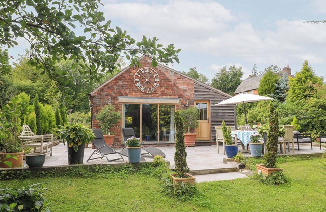 LADYCROFT BARN, family friendly, with a garden in Ashbourne