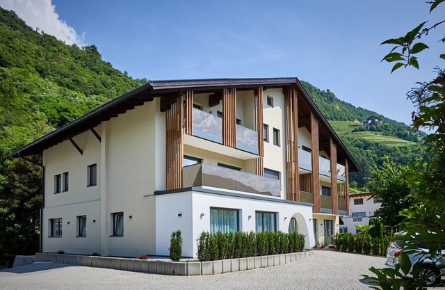 Laitacherhof: New stylish apartment with pool and sauna