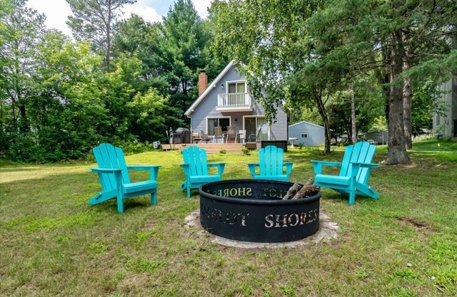 LAKE CAMELOT HOME WITH PONTOON RENTAL, MINUTES FROM SAND VALLEY GOLF RESORT - PET FRIENDLY