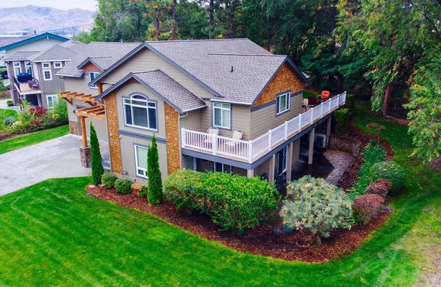 Lake Chelan resort: remodeled 4 main suites + bunk room near beach,pool