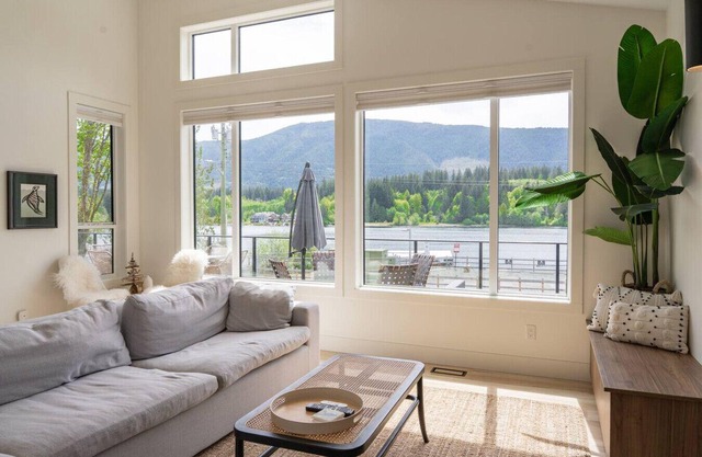 Lake Cowichan Lookout | Lakefront | Hot Tub | Pets