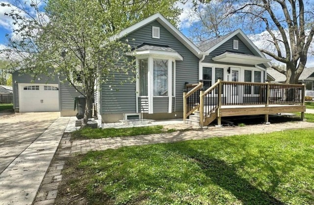 Lake front 2-bedroom house with WiFi and AC in welcoming Worthington