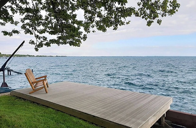 Lake Front Bungalow with AC in charming Ira