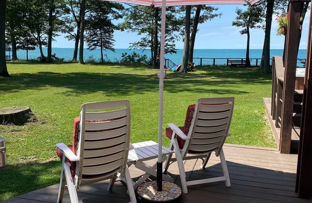 Lake Front Home. Private stairs to private beach and bay. upscale 5 bedroom home