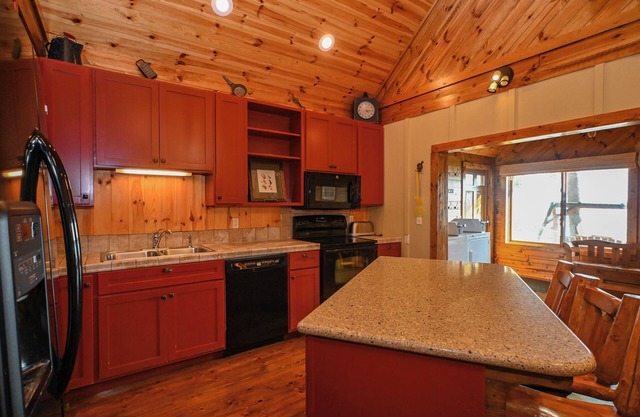 Lake front, pool, beach, kayaks, canoes, resort amenities included