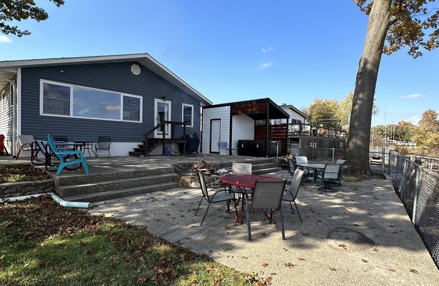 Lake Front With shared Boat Dock and private hot tub
