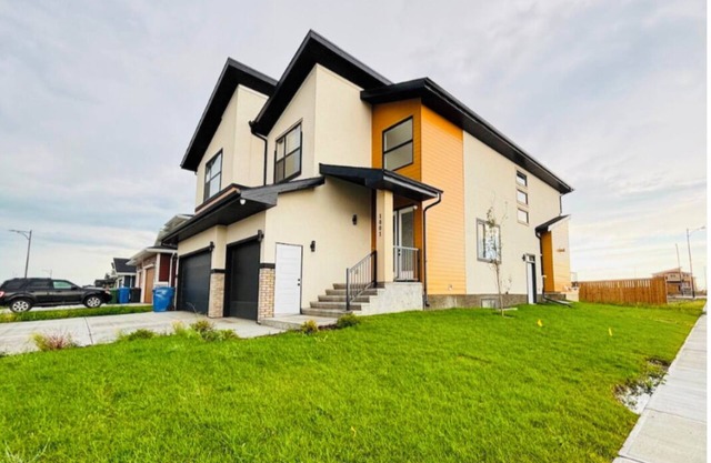 Lake Getaway-4Bed/4Bath Home-Chestermere