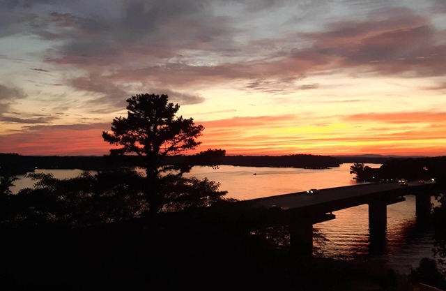Lake Hamilton Penthouse! 2/2 Amazing Sunsets from your balcony or dock! Sleeps 6
