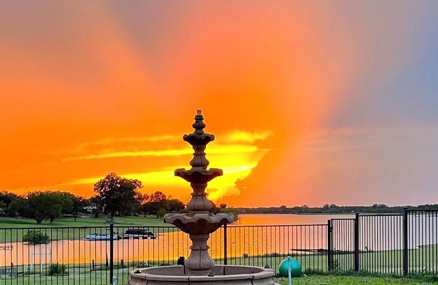 Lake Home -Walk-in Waterfront - Pets Welcomed - Sunset Hacienda - 3 beds