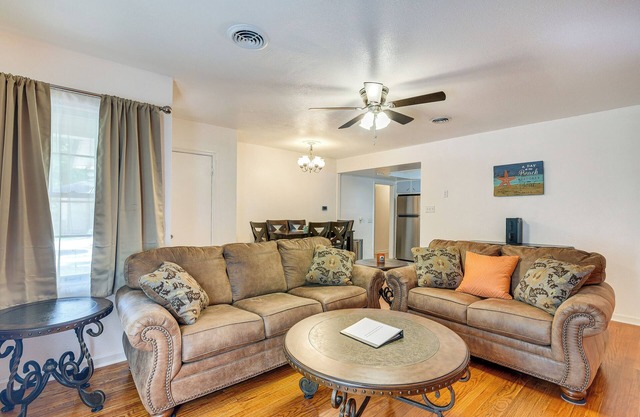 Lake Jackson Home w/Yard, 14 Mi to Beaches!