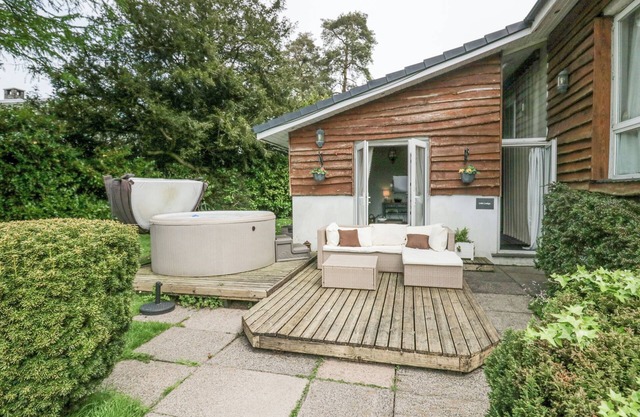 LAKE LODGE, pet friendly, with hot tub in Bowness-On-Windermere