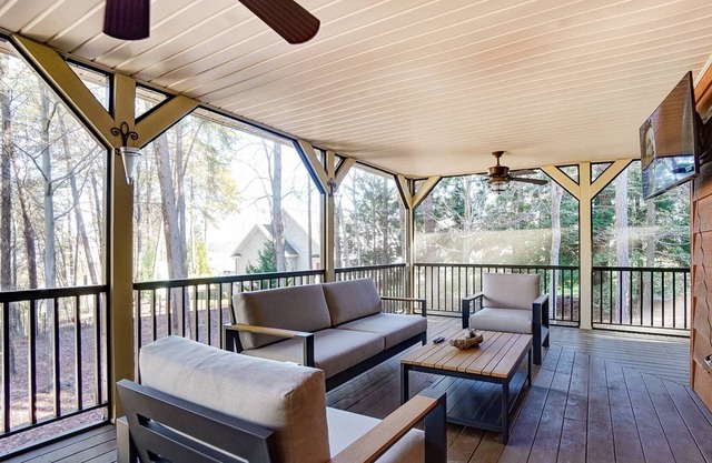 Lake Norman Luxury Home - Opt. Boat Rental - Fenced Yard - Rec Room - Fire pit - Pets Ok - Boat Slip