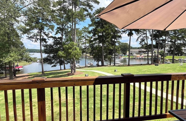 Lake Oconee Lakefront w/Pool, Kayaks & Games